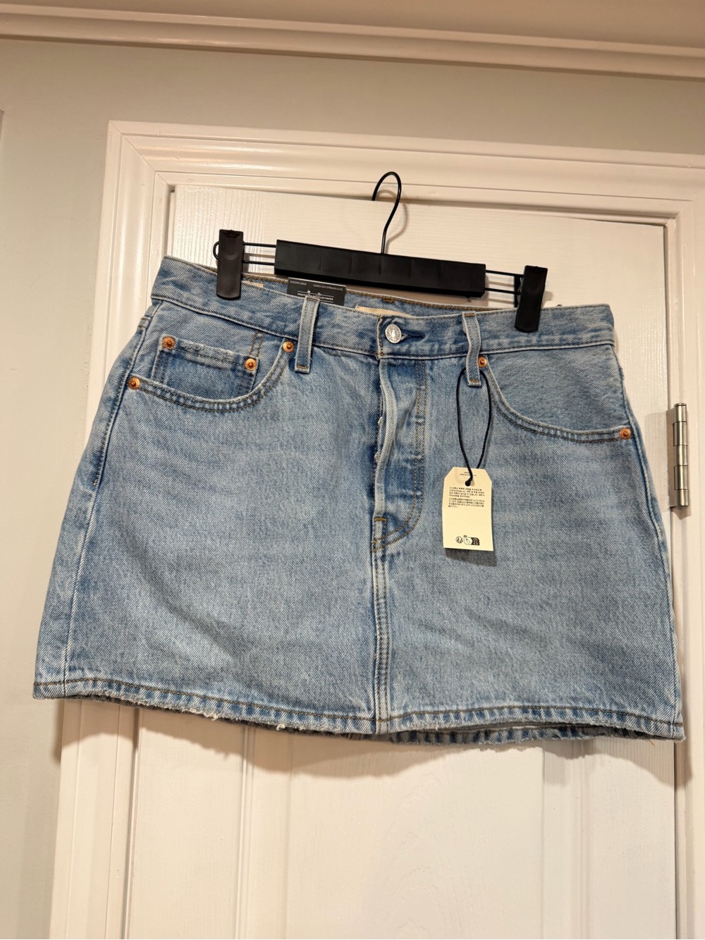 NWT Levi’s Size 28 Icon Skirt Mid Rise Distressed Denim Mini Medium Wash Classic